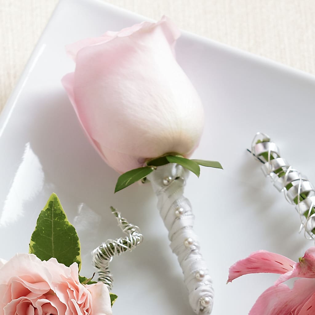 Pink Rose Boutonniere – De Voe Floral, Lena IL
